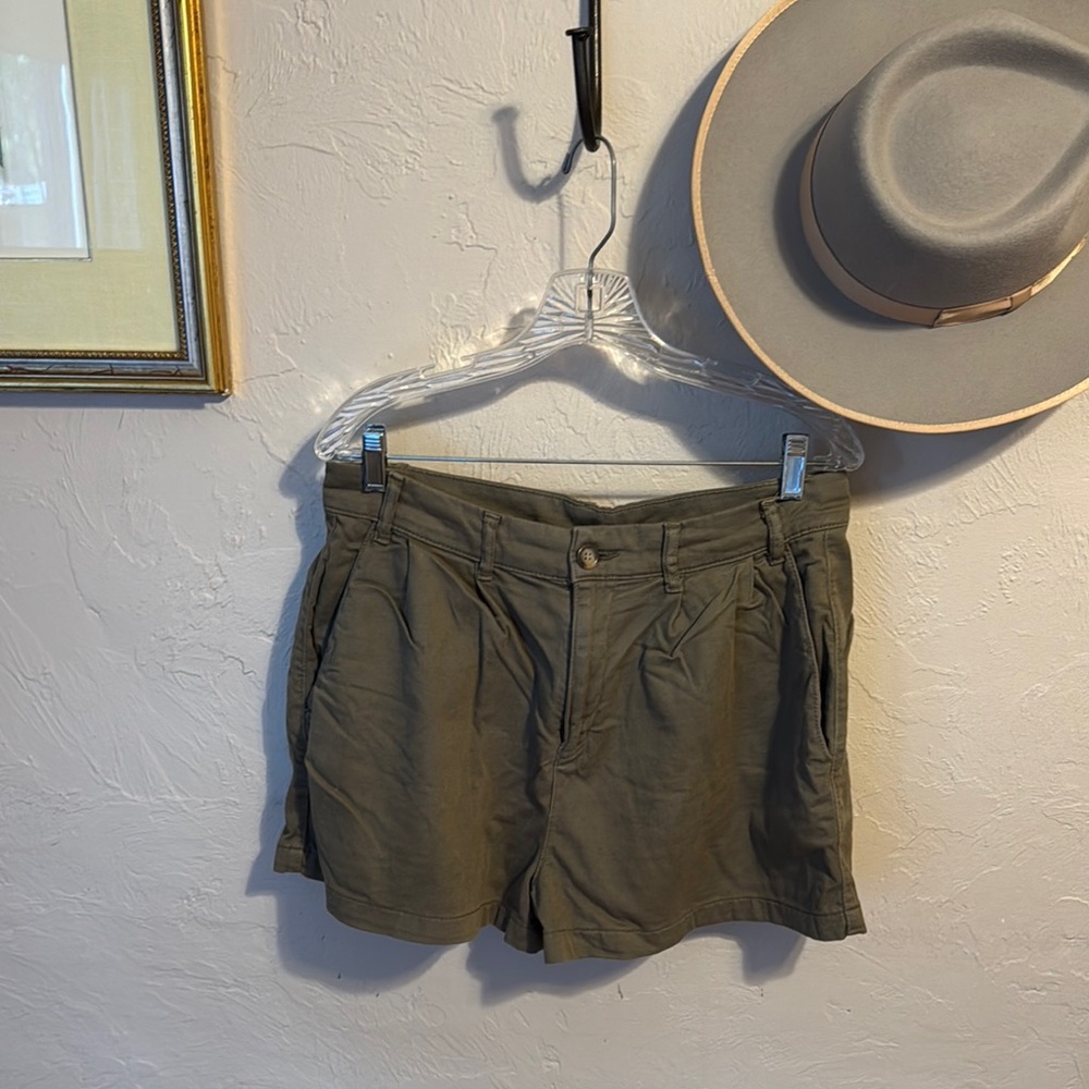 Free People Women’s Pleated Relaxed Khaki Green Shorts 
size 10